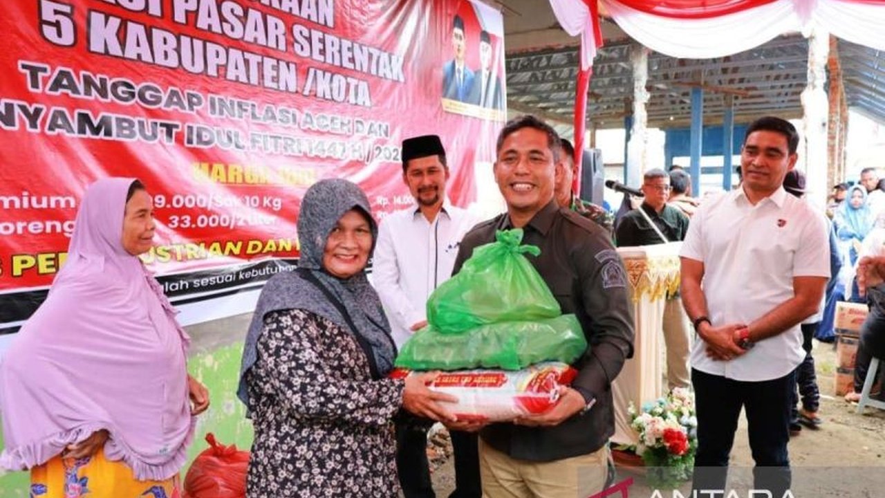 Ratusan warga antusias memadati Operasi Pasar Jelang Lebaran Aceh Barat yang menyediakan kebutuhan pokok bersubsidi, sebagai upaya pemerintah menekan inflasi dan meringankan beban masyarakat.
