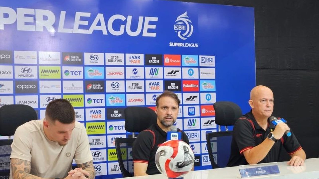 Pelatih Persija, Mauricio Souza, melontarkan kritik keras terhadap kondisi lapangan Jakarta International Stadium (JIS) yang dinilai tidak mendukung permainan timnya, memengaruhi hasil pertandingan penting.