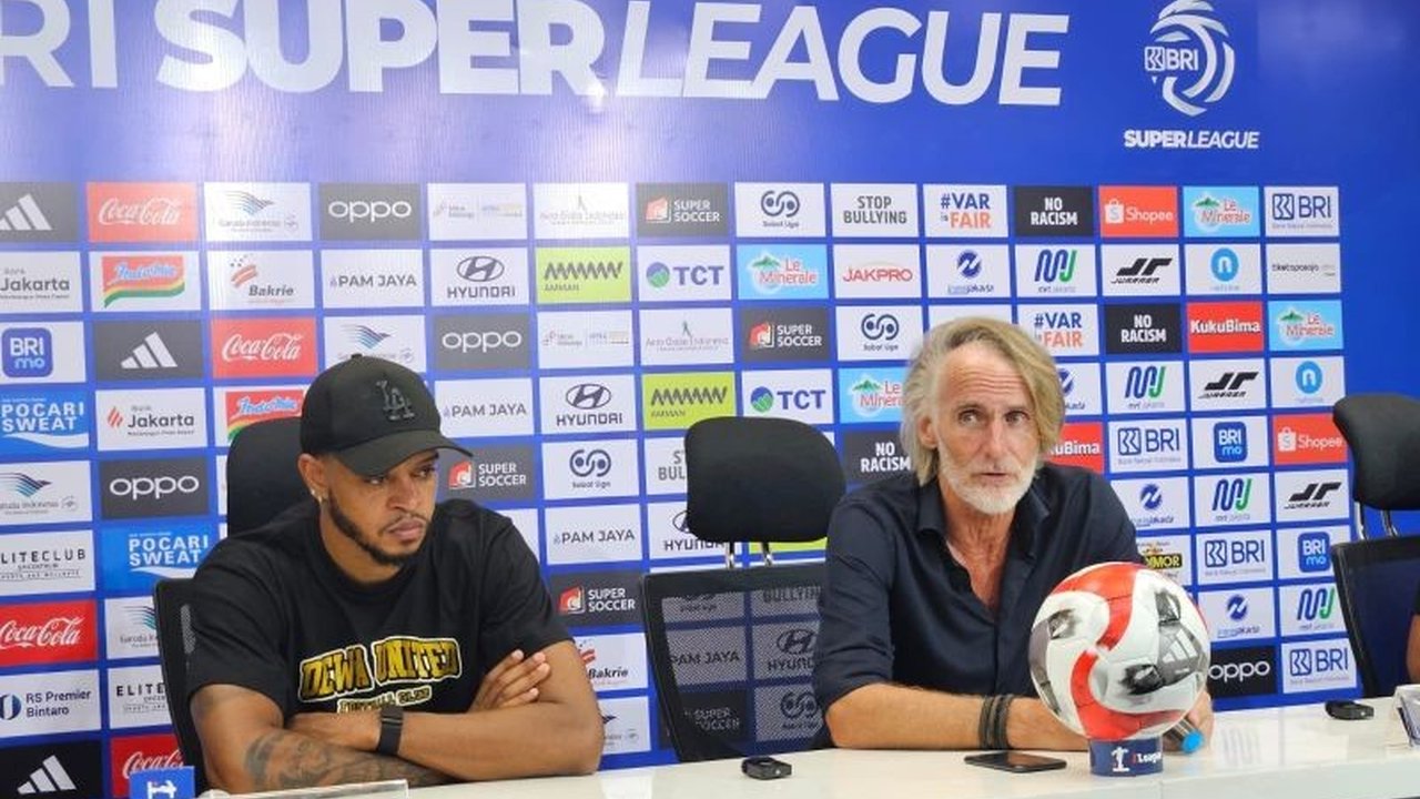 Pelatih Dewa United, Jan Olde Riekerink, bangga dengan semangat juang timnya yang berhasil menahan imbang Persija Jakarta 1-1 di BRI Super League, meski persiapan minim. Simak alasannya di sini!