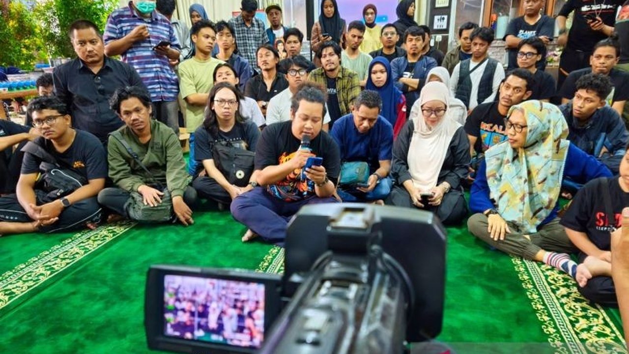 Koalisi Organisasi Masyarakat Sipil Sulawesi Selatan (OMS Sulsel) menyatakan solidaritas dan mengutuk keras insiden penyerangan aktivis KontraS Andrie Yunus dengan air keras, menyoroti ancaman terhadap demokrasi dan HAM.