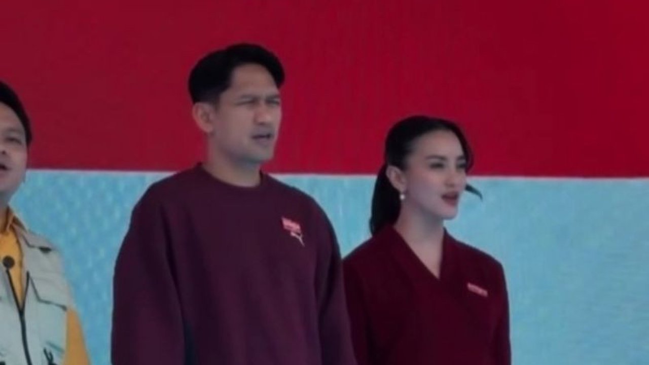 Pasangan selebriti Ibnu Jamil dan Ririn Ekawati turut memantau langsung kesiapan jaringan Telkomsel menjelang mudik 2026, memastikan konektivitas prima bagi para pemudik di seluruh Indonesia.