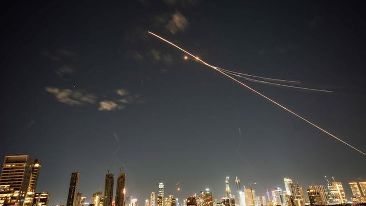 Iran meluncurkan gelombang serangan rudal dan drone balistik ke wilayah Israel pada Sabtu 28 Februari 2026 malam, hingga Minggu 1 Maret 2026 dini hari waktu setempat. Tampak dalam foto, jejak