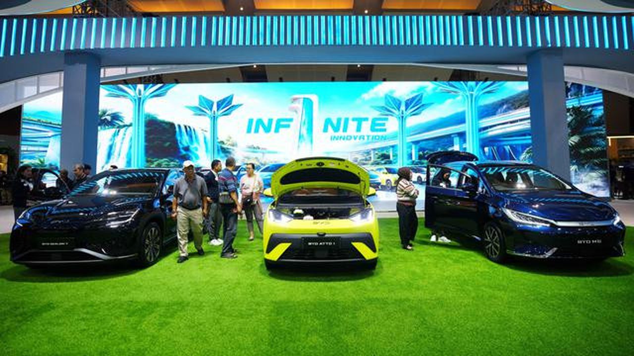 Kendaraan dari produsen mobil Tiongkok dipamerkan selama Pameran Otomotif Internasional Indonesia di Jakarta, Sabtu 7 Februari 2026. (AP Photo/Tatan Syuflana)