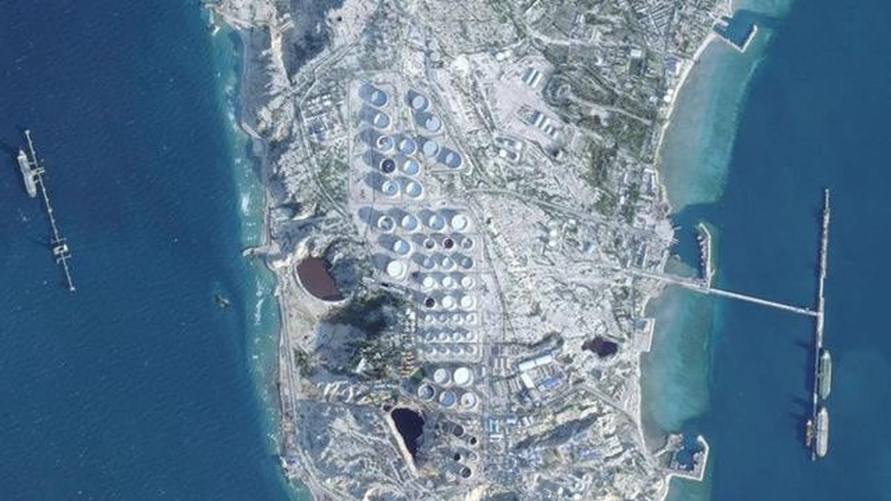 Foto satelit dari Planet Labs PBC ini menunjukkan Pulau Kharg di Iran pada 26 Februari 2026. (Dok. Planet Labs PBC via AP)