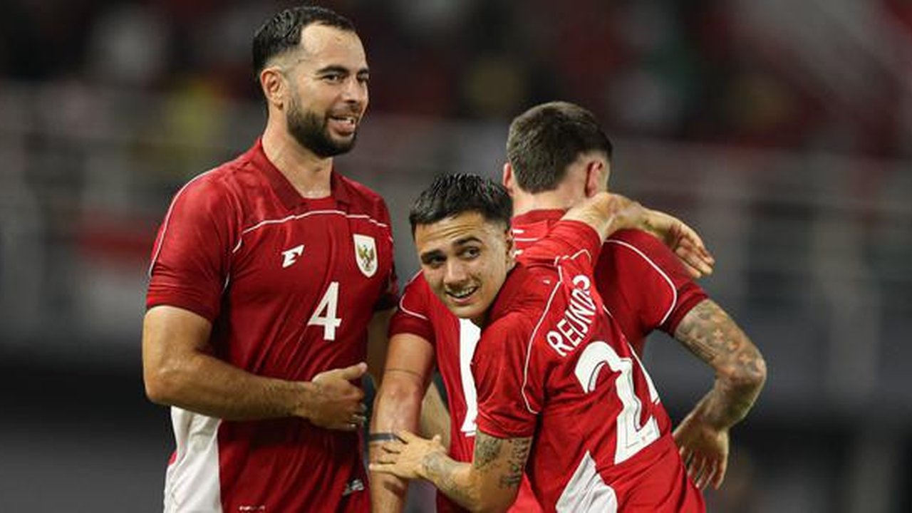 Jordi Amat, Eliano Reijnders memperkuat Timnas Indonesia saat melawan Chinese Taipei di FIFA Matchday di Stadion GBT, Surabaya, Jumat (5-9-2025). (Bola.com/Abdul Aziz)