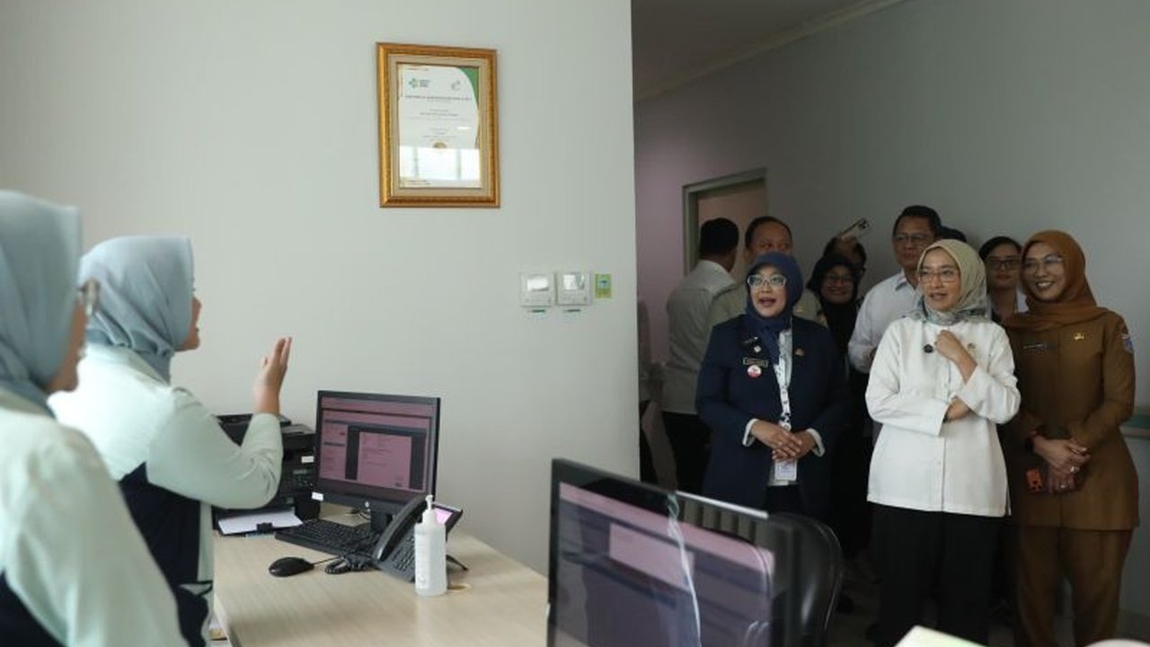 Menteri Pendayagunaan Aparatur Negara dan Reformasi Birokrasi (MenPAN-RB) Rini Widyantini meninjau langsung dan memastikan Layanan RSUD Pasar Minggu tetap beroperasi 24 jam penuh untuk masyarakat selama periode libur Lebaran 2026.