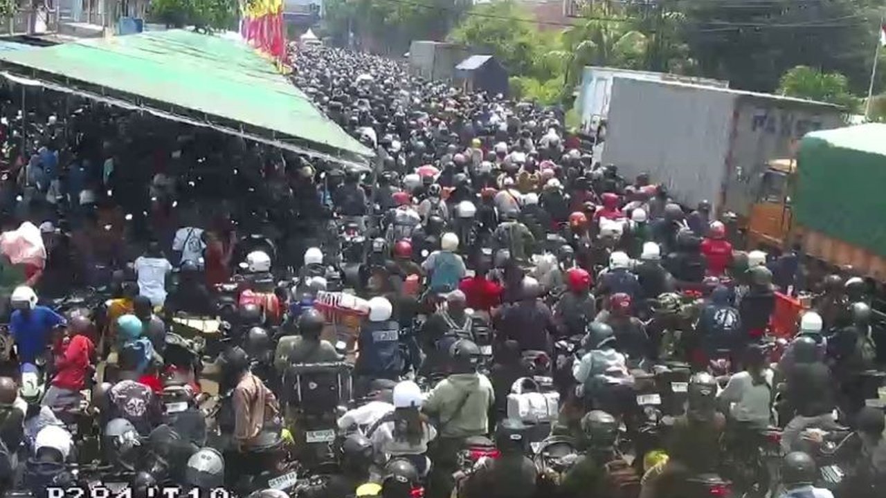 Polda Bali mengerahkan personel dan rekayasa lalu lintas untuk mengurai antrean panjang kendaraan di Pelabuhan Gilimanuk, Jembrana, menjelang arus mudik Lebaran 2026, memastikan perjalanan tetap aman dan tertib.