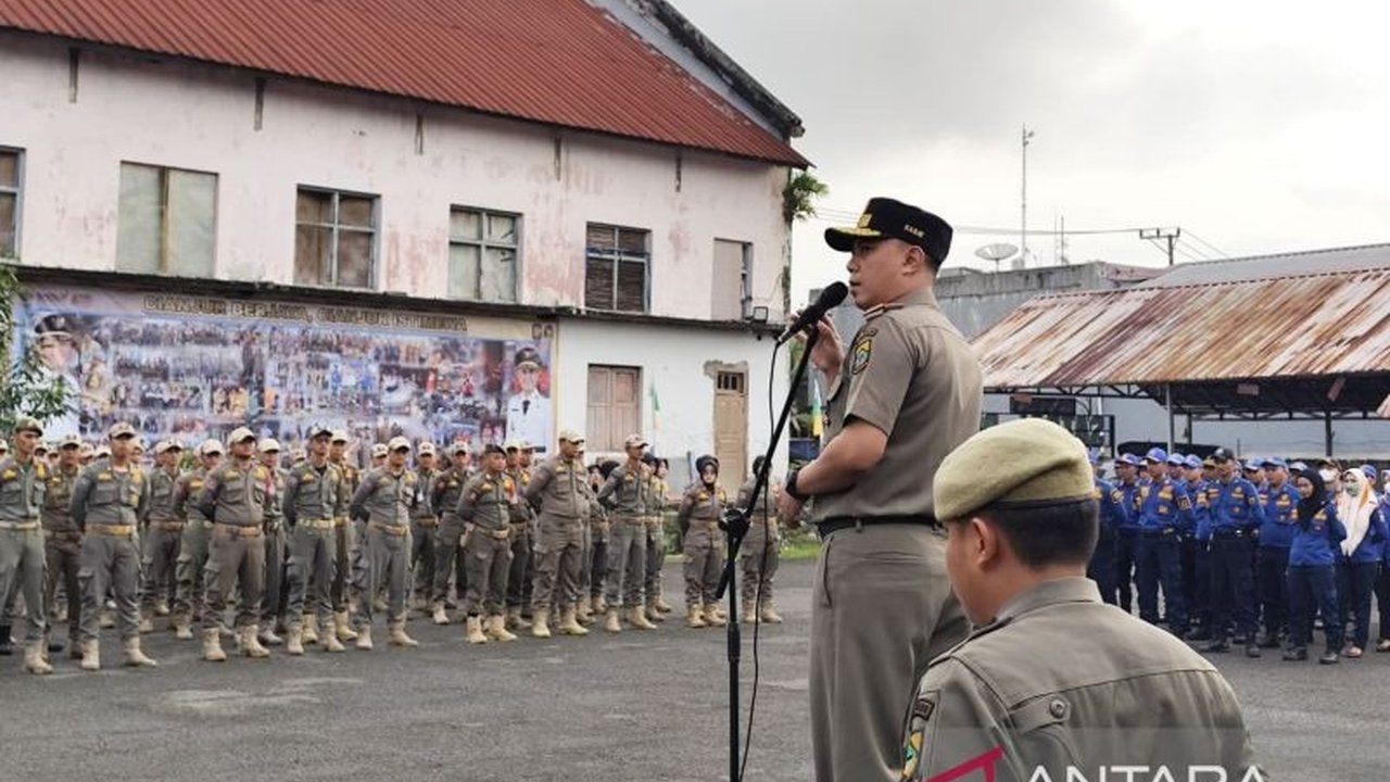 Menjelang Hari Raya Idul Fitri 2026, Satpol PP Cianjur menyiagakan 320 personel untuk memastikan keamanan dan ketertiban masyarakat, menciptakan suasana kondusif selama perayaan Lebaran 2026.