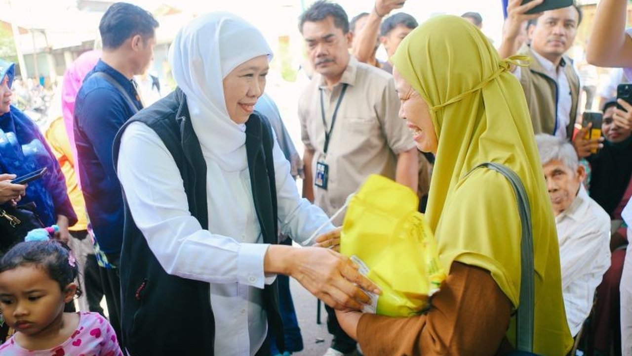 Gubernur Khofifah Indar Parawansa menggelar Pasar Murah Idul Fitri di Surabaya, memastikan ketersediaan dan harga kebutuhan pokok terjangkau bagi masyarakat jelang Lebaran.