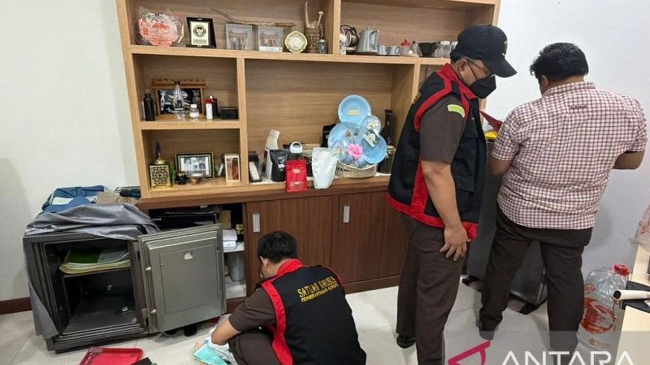 Tim penyidik Kejati Kaltim menggeledah Kantor Dinas ESDM Kaltim pada Senin, 16 Maret 2026, untuk mengusut dugaan korupsi tambang Kaltim yang melibatkan CV AJI, mencari alat bukti penting.