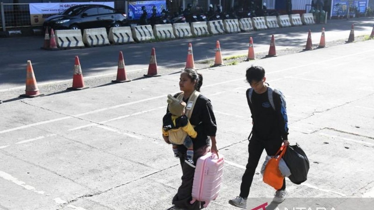 Pengelola Terminal Leuwipanjang Bandung memastikan stok tiket bus untuk Mudik 2026 masih tersedia sekitar 40 persen, meskipun terjadi lonjakan penumpang signifikan.