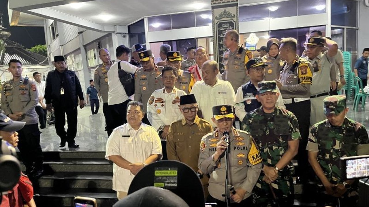 Kapolda Lampung Irjen Pol Helfi Assegaf meninjau Pelabuhan Bakauheni, memastikan kelancaran arus mudik Bakauheni H-5 Idul Fitri 2026. Simak strategi pengamanan komprehensif yang disiapkan Polda Lampung untuk kenyamanan pemudik.