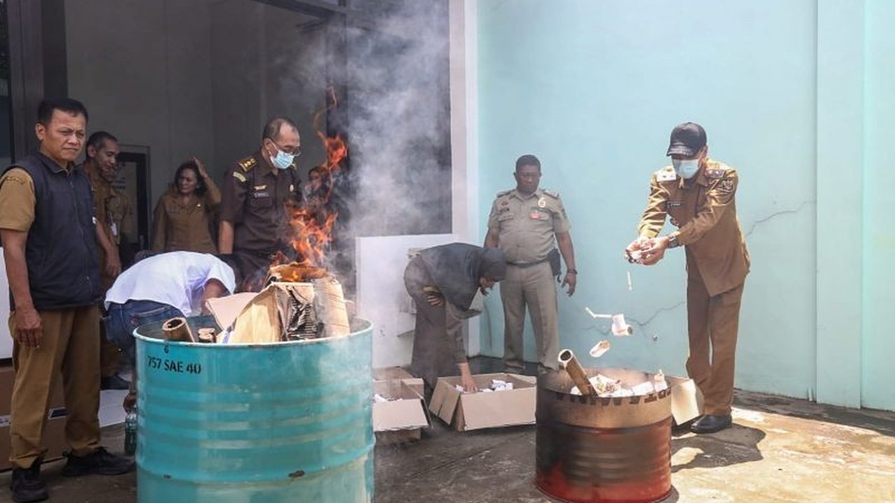Pemerintah Kota Kediri memusnahkan ribuan batang rokok hasil pelatihan peningkatan SDM IHT. Pemusnahan rokok hasil pelatihan Kediri ini dilakukan untuk mencegah peredaran ilegal dan memastikan kepatuhan hukum yang berlaku.