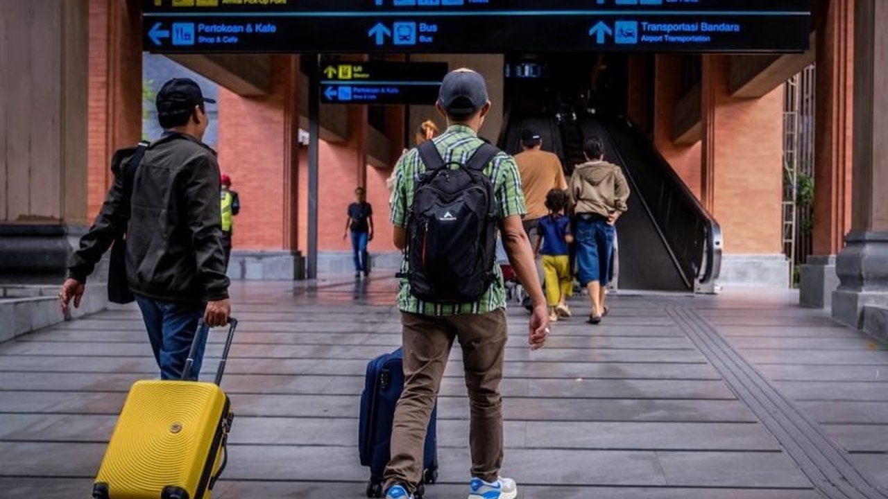 Kemenekraf merespons tantangan geopolitik global dengan strategi adaptif untuk menjaga pertumbuhan pariwisata nasional tetap positif, termasuk diversifikasi pasar dan optimalisasi penerbangan.