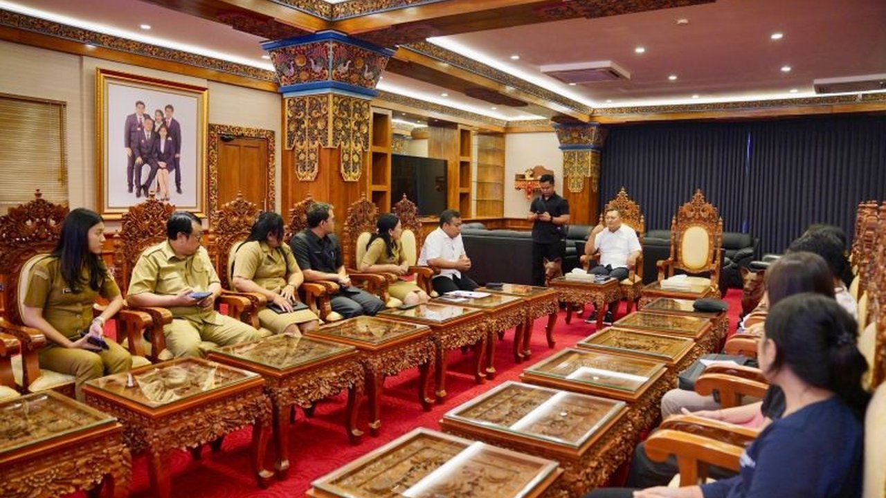 Bupati Gianyar, I Made Mahayastra, menegaskan pentingnya akurasi data dalam penyusunan Laporan Keuangan Gianyar 2025. Hal ini krusial agar laporan memenuhi standar akuntansi sebelum diaudit BPK dan mencerminkan tata kelola keuangan yang transparan.