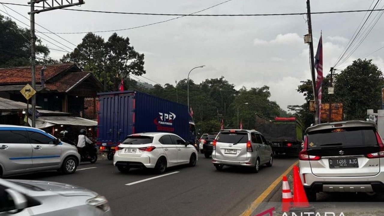 Dinas Perhubungan Kabupaten Bandung memprediksi puncak arus mudik Nagreg akan terjadi pada H-1 Lebaran, Jumat (20/3), dengan persiapan antisipasi yang matang untuk kelancaran pemudik.