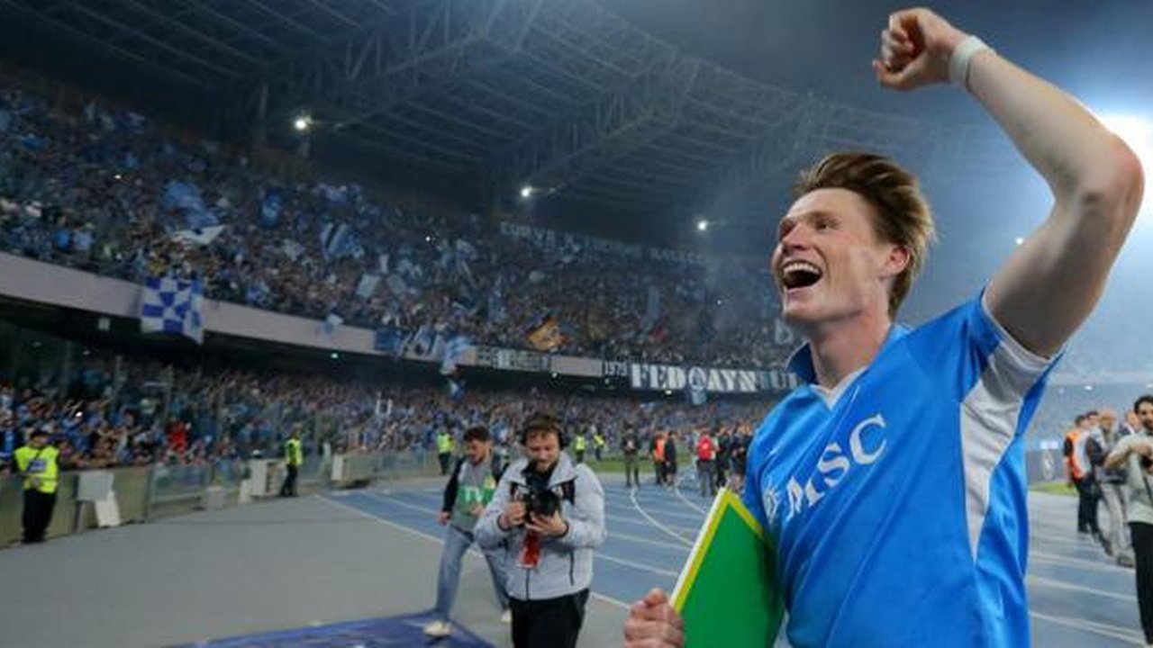 Gelandang Napoli asal Skotlandia #08, Scott McTominay, merayakan kemenangannya dalam pertandingan Serie A Italia antara Napoli dan Cagliari di stadion Diego Armando Maradona di Naples pada