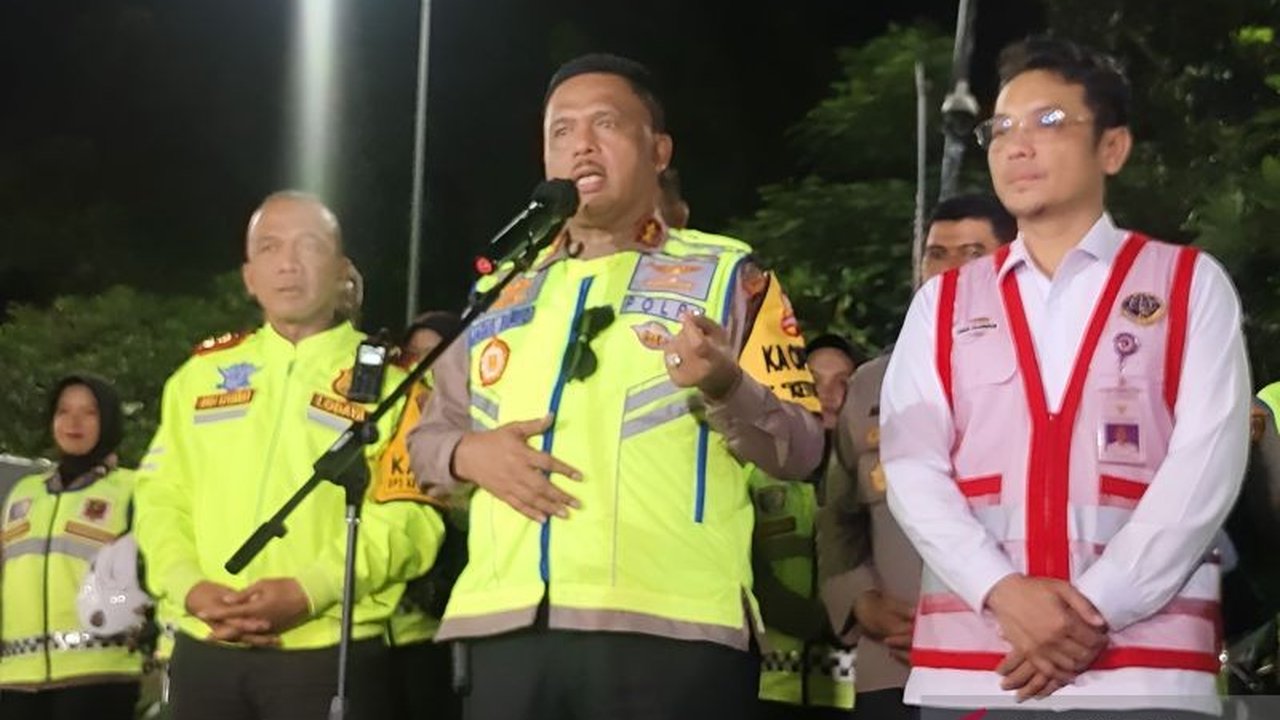 Korlantas Polri akan memberlakukan kebijakan One Way Nasional pada 18 Maret 2026 untuk mengurai kepadatan arus mudik, simak detailnya di sini.
