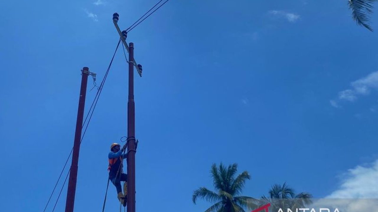 Unit Pelaksana Pelayanan Pelanggan (UP3) PLN bergerak cepat memperbaiki tiang dan kabel listrik yang rusak akibat banjir susulan di Kecamatan Tukka, Tapanuli Tengah, memastikan listrik kembali menyala bagi warga. Perbaikan infrastruktur listrik ini menjad