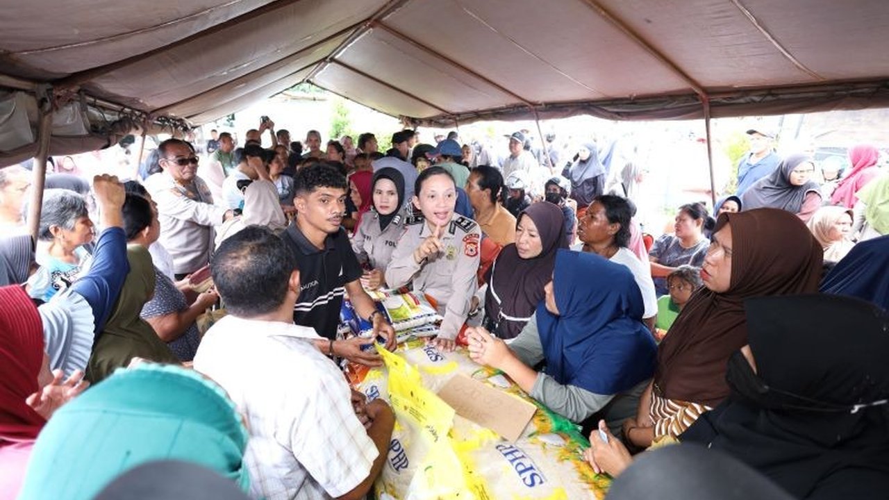 Polda Maluku menyalurkan 5 ton beras gratis kepada 1.000 warga di Desa Poka, Ambon, sebagai bagian dari Gerakan Pangan Murah Polri untuk meringankan beban masyarakat dan menjaga stabilitas harga.