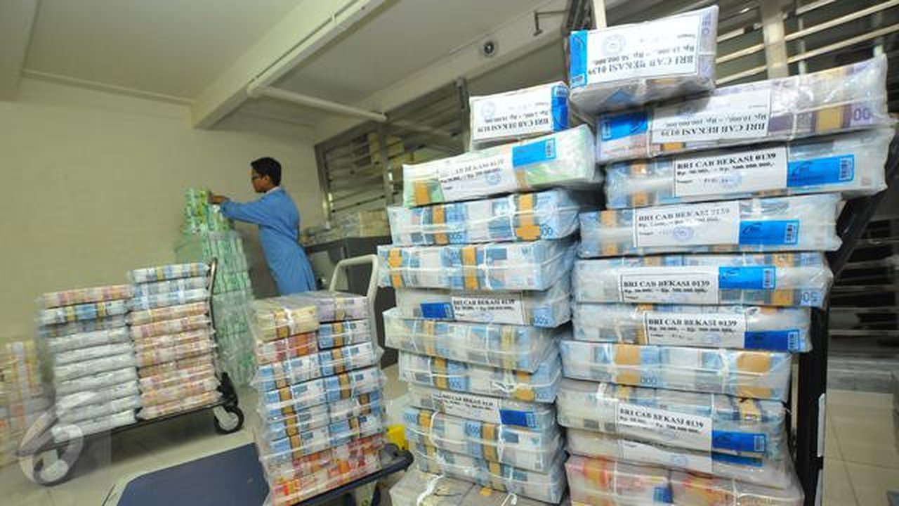 Pekerja menata uang di kantor BRI, Jakarta, Kamis (22/12). PT Bank Rakyat Indonesia Persero Tbk menyiapkan pasokan uang tunai Rp17 triliun untuk memenuhi kebutuhan transaksi masyarakat pada l