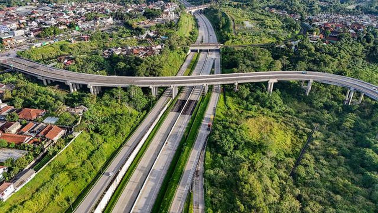 Foto udara memperlihatkan ruas Jalan Tol Bogor-Ciawi-Sukabumi (Bocimi) di Cibadak, Kabupaten Sukabumi, Jawa Barat, Jumat (31/10/2025). Jalur ini membuka akses lebih cepat menuju kawasan yang