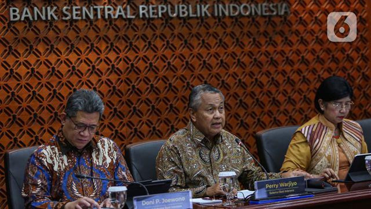 Gubernur Bank Indonesia Perry Warjiyo (tengah) saat memberikan keterangan terkait hasil Rapat Dewan Gubernur di Jakarta, Kamis (20/6/2024). (Liputan6.com/Angga Yuniar)