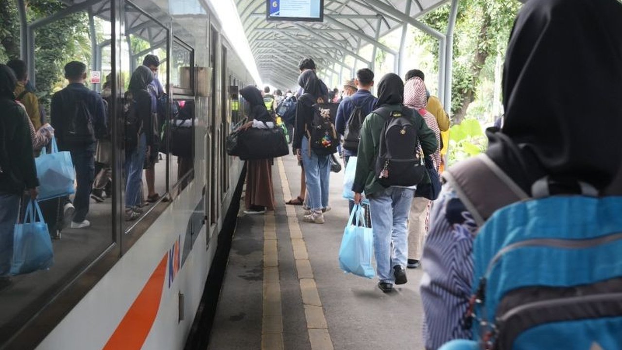 Menjelang Hari Raya Idulfitri 2026, PT KAI Daop 8 Surabaya mencatat lonjakan signifikan penumpang pada H-4 Lebaran, dengan total 47.225 orang berangkat dan datang, menandakan intensitas arus mudik Lebaran yang kian tinggi.