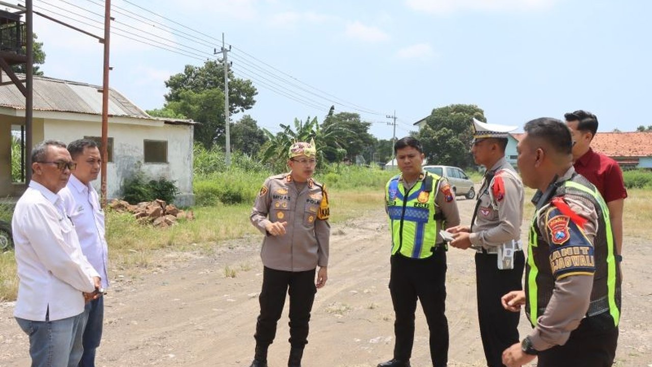 Polres Situbondo mengambil langkah proaktif dengan menyiapkan tiga kantong parkir strategis di sepanjang jalur Pantura untuk mengantisipasi kemacetan parah akibat penutupan penyeberangan Ketapang-Gilimanuk saat Hari Raya Nyepi.