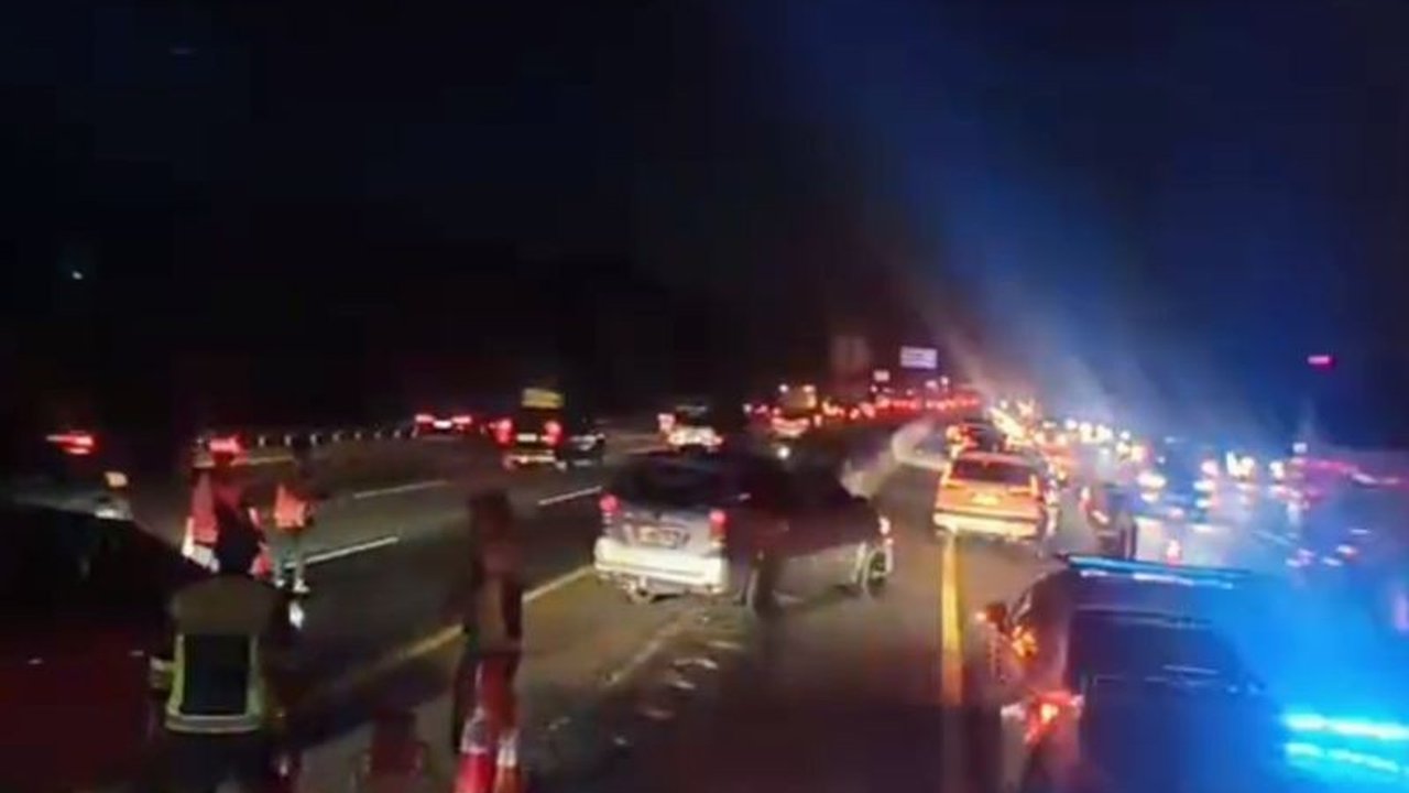 Petugas kepolisian dan Jasa Marga menerapkan rekayasa lalu lintas contraflow dan one-way di ruas Tol Jakarta-Cikampek untuk mengurai kepadatan Tol Jakarta-Cikampek selama periode arus mudik Idul Fitri 1447 H.