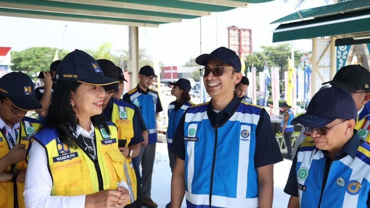 Wakil Menteri Pekerjaan Umum (Wamen PU) Diana Kusumastuti meninjau Rest Area KM 57 Tol Jakarta-Cikampek (Japek) untuk memastikan Kesiapan Layanan Tol Japek Lebaran dan infrastruktur guna menjamin kelancaran arus mudik.