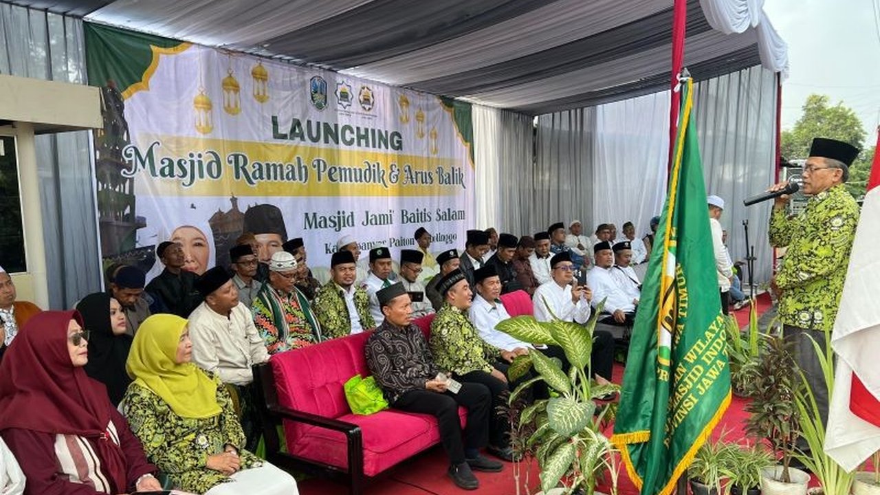 Dewan Masjid Indonesia (DMI) Jawa Timur bersama Pemerintah Provinsi Jawa Timur meluncurkan program 'Masjid Ramah Pemudik dan Arus Balik' untuk memastikan kenyamanan dan keamanan para pemudik. Program ini menjadikan masjid sebagai pusat pelayanan umat yang