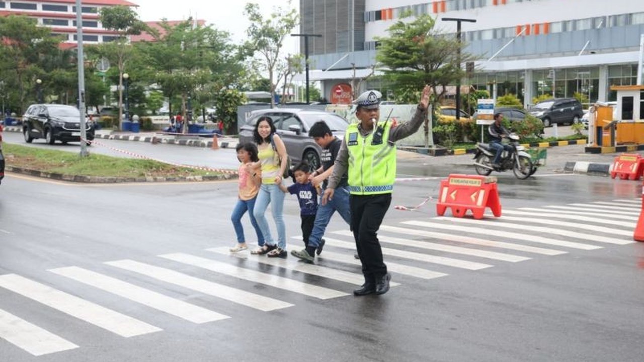 Polda Kepri membuka kanal aduan pelayanan anggota Polri saat arus mudik Idul Fitri 1447 Hijriah untuk memastikan profesionalisme dan meningkatkan kepercayaan masyarakat terhadap institusi Polri.