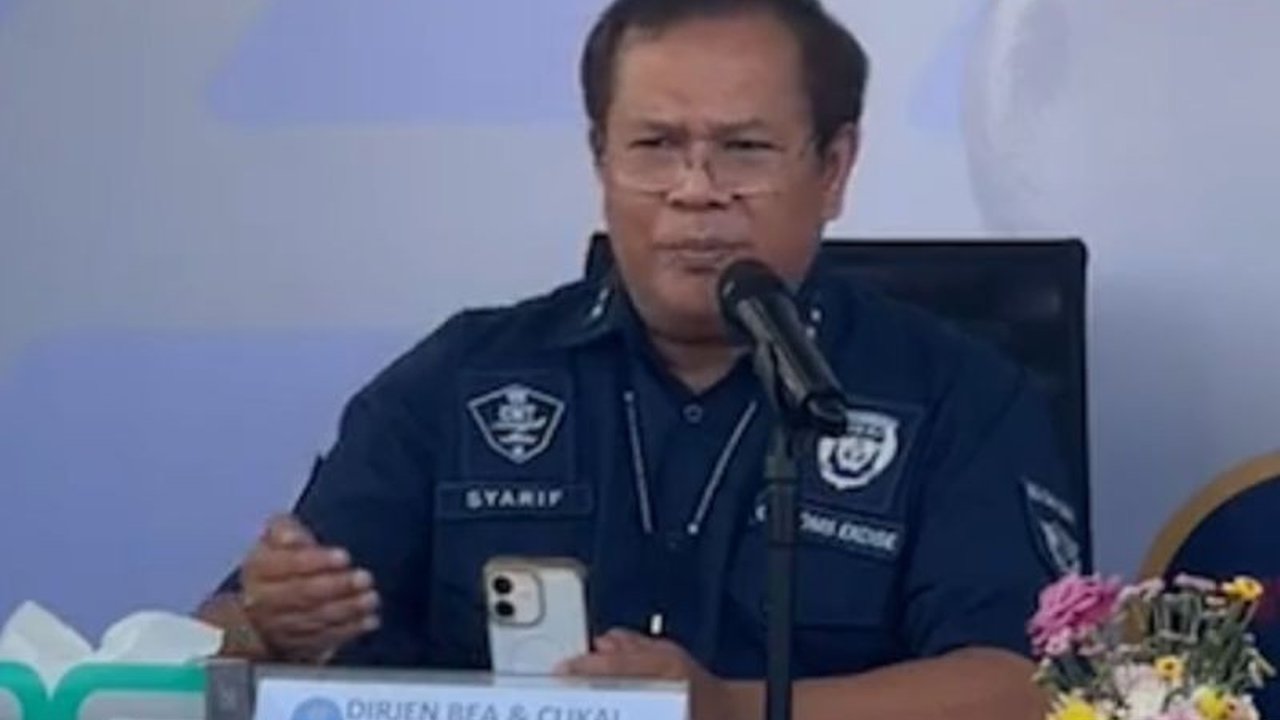 Ditjen Bea Cukai Kemenkeu menyoroti pergeseran modus operandi penyelundupan narkotika, menjadikan Bandara Silangit sebagai jalur baru. Waspadai ancaman penyebaran narkoba.