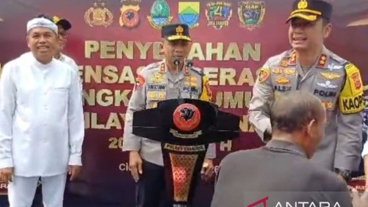 Dinas Perhubungan Provinsi Jawa Barat menyerahkan Kompensasi Sopir Angkutan Cipanas menjelang Lebaran 2026. Langkah ini diambil untuk mengurai kemacetan parah di Jalur Puncak-Cianjur, memastikan kelancaran arus mudik dan balik. Simak detail lengkapnya!