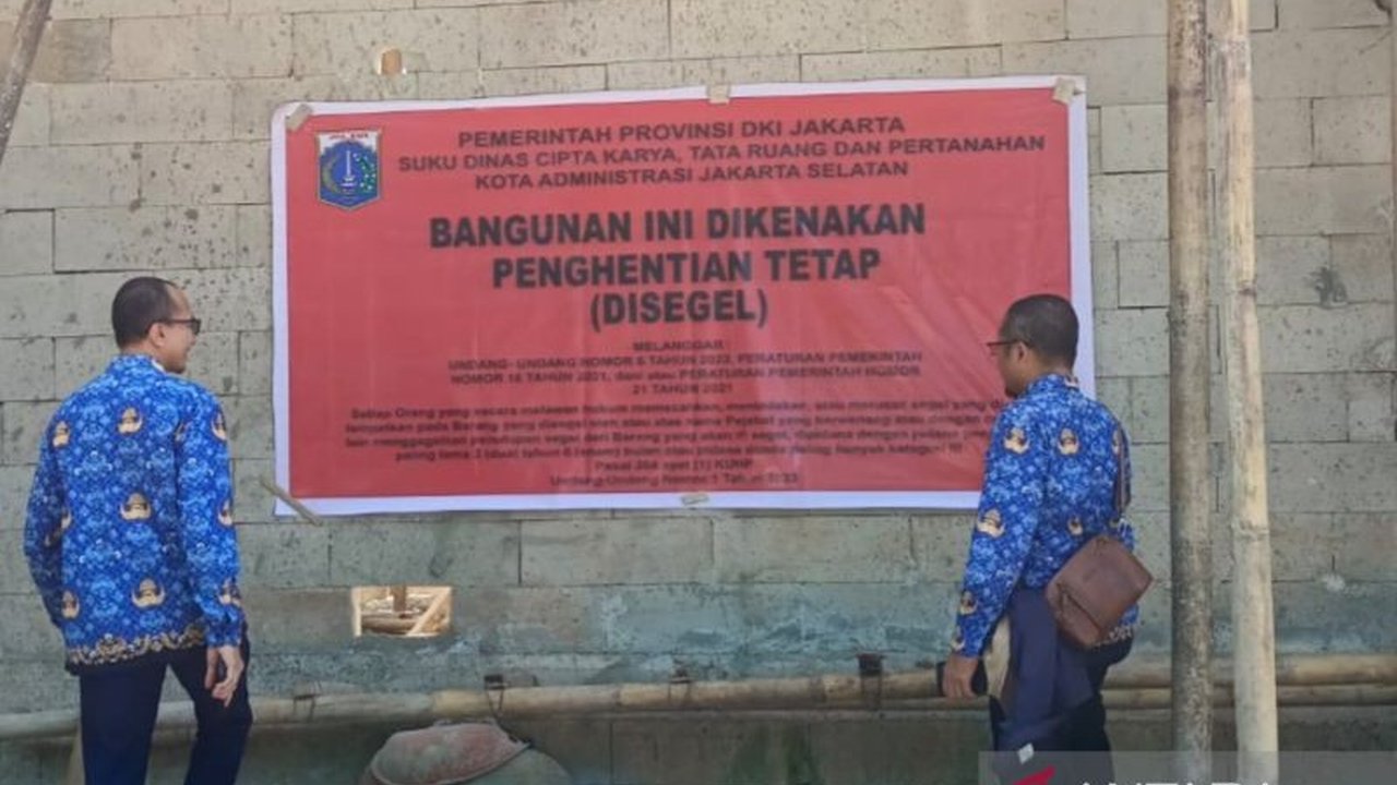 Pemerintah Kota Administrasi Jakarta Selatan (Pemkot Jaksel) menyegel lapangan padel tak berizin di Tebet setelah pengelola mengabaikan peringatan dan adanya keluhan warga sekitar.