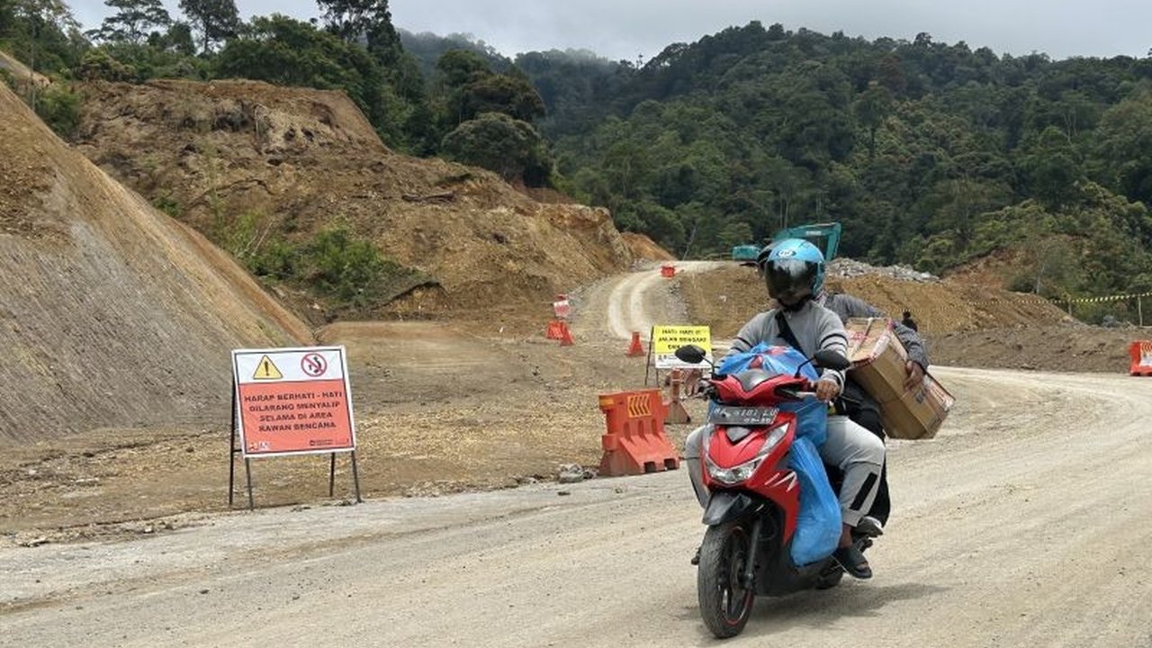 Meski aksesnya masih terbatas dan terdapat badan jalan terban, Jalur Malalak Agam di Kabupaten Agam, Sumatera Barat, ramai dimanfaatkan pengendara sebagai rute alternatif untuk mempersingkat waktu tempuh menuju Lebaran Idul Fitri.