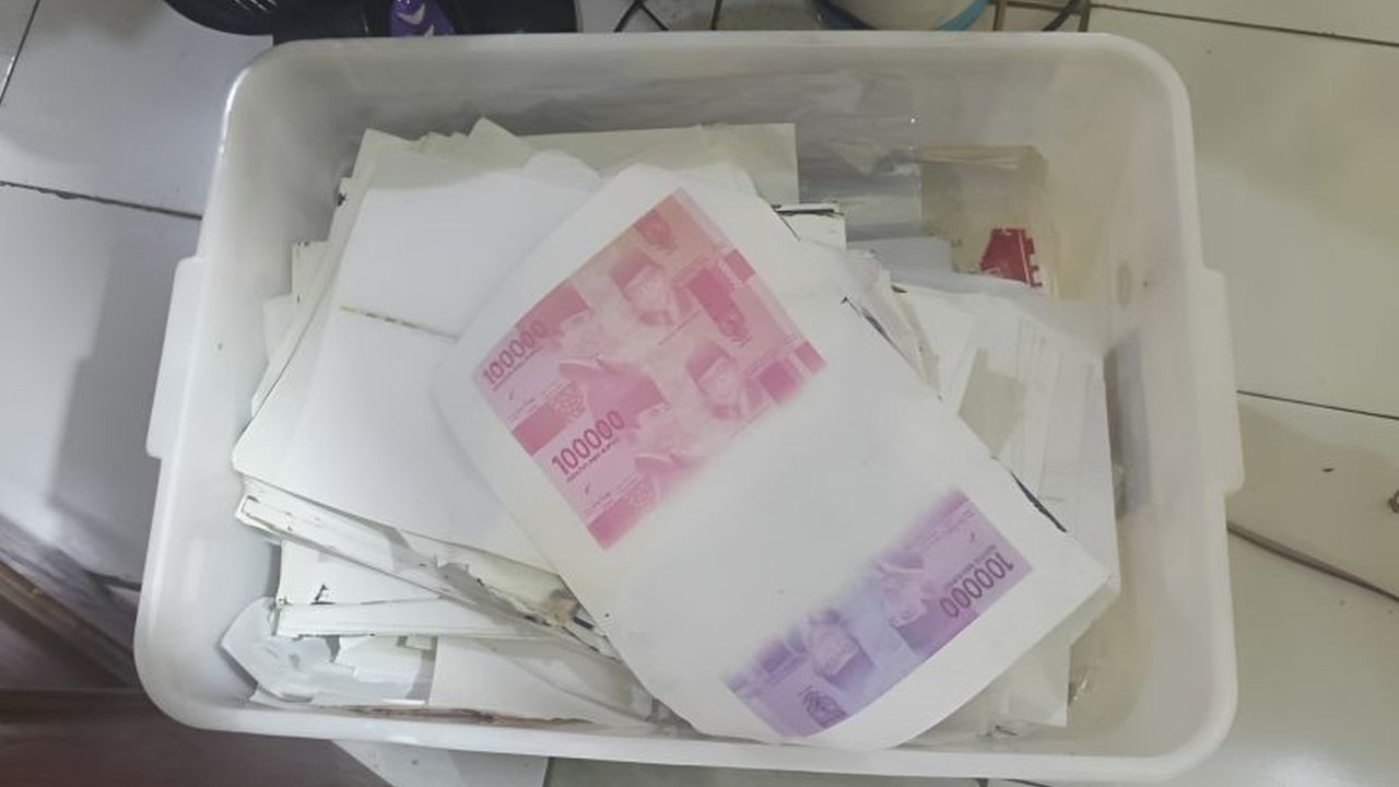 Bareskrim Polri berhasil mengungkap kasus peredaran uang palsu di Jawa Barat menjelang Lebaran, menyita miliaran rupiah dan alat produksi. Waspada kejahatan ini!