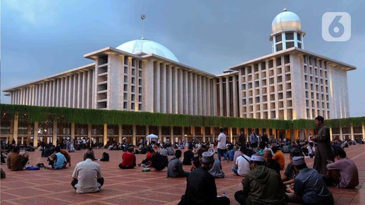 Mereka berkumpul untuk menikmati waktu berbuka puasa bersama pada hari pertama puasa Ramadan 1445 H.  (Liputan6.com, Herman Zakharia)