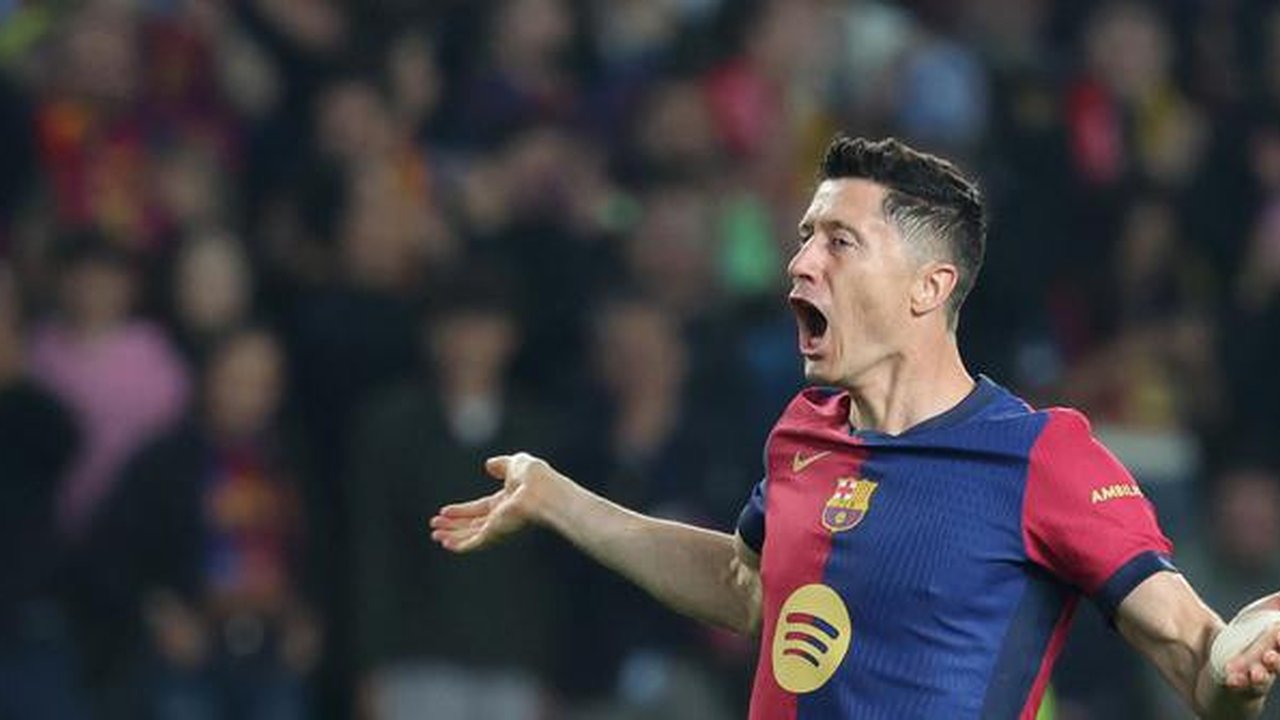 Pada menit ke-66, Robert Lewandowski mencetak gol keduanya di laga ini. (LLUIS GENE/AFP)