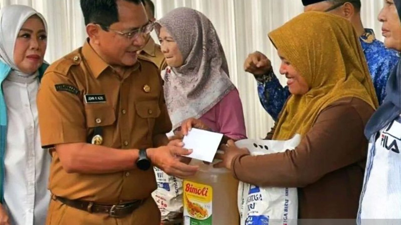 Pemerintah Kabupaten Padang Pariaman menyalurkan Bantuan UMKM kepada 100 pelaku usaha yang terdampak bencana hidrometeorologi, sebagai upaya pemulihan ekonomi daerah.