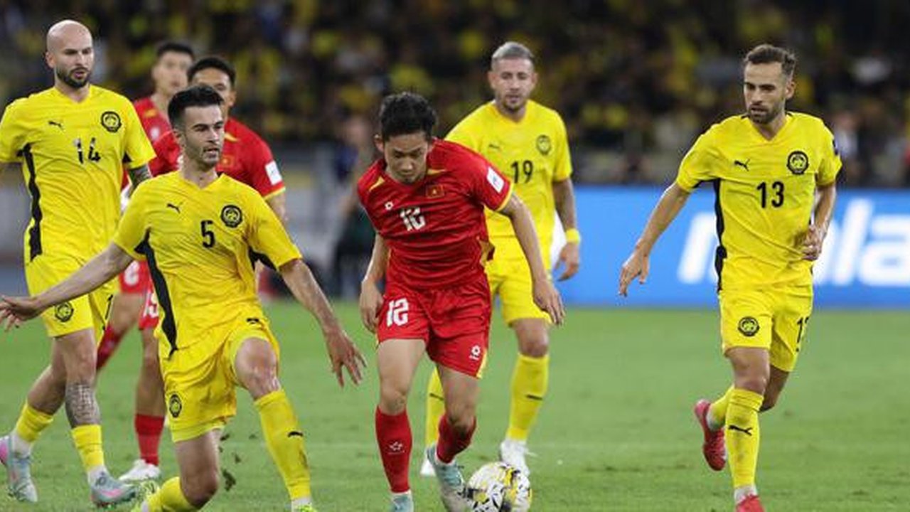 Laga Timnas Malaysia vs Vietnam di putaran ketiga kualifikasi Piala Asia 2027 di Stadion Nasional Bukit Jalil, Kuala Lumpur, Selasa (10-6-2025). (Dok. vff.org.vn)