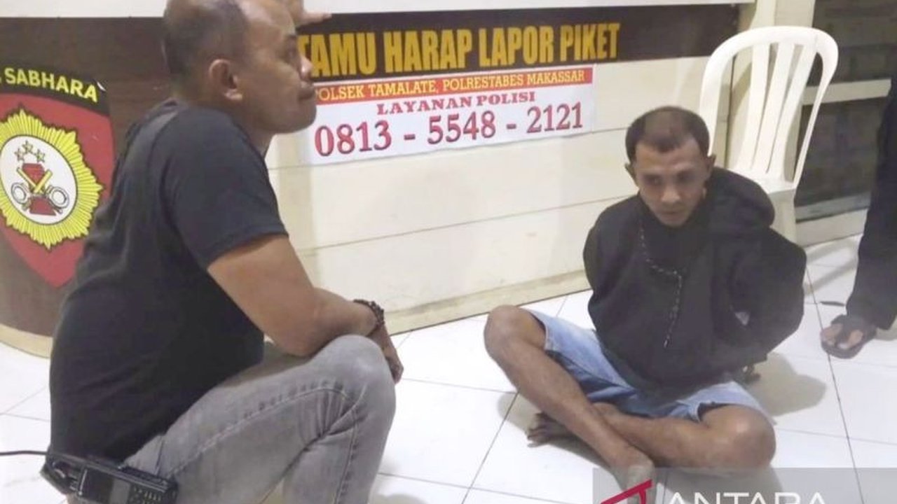 Aparat kepolisian berhasil membekuk pelaku penyiraman air keras di Makassar yang tega melukai mantan kekasihnya karena sakit hati diputus cinta.