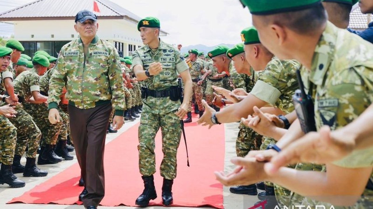 Menteri Pertahanan Sjafrie Sjamsoeddin meninjau Kesiapan Prajurit Yonif TP 845 di Belitung Timur, memastikan kondisi prima dan fasilitas memadai demi pelayanan terbaik bagi masyarakat.