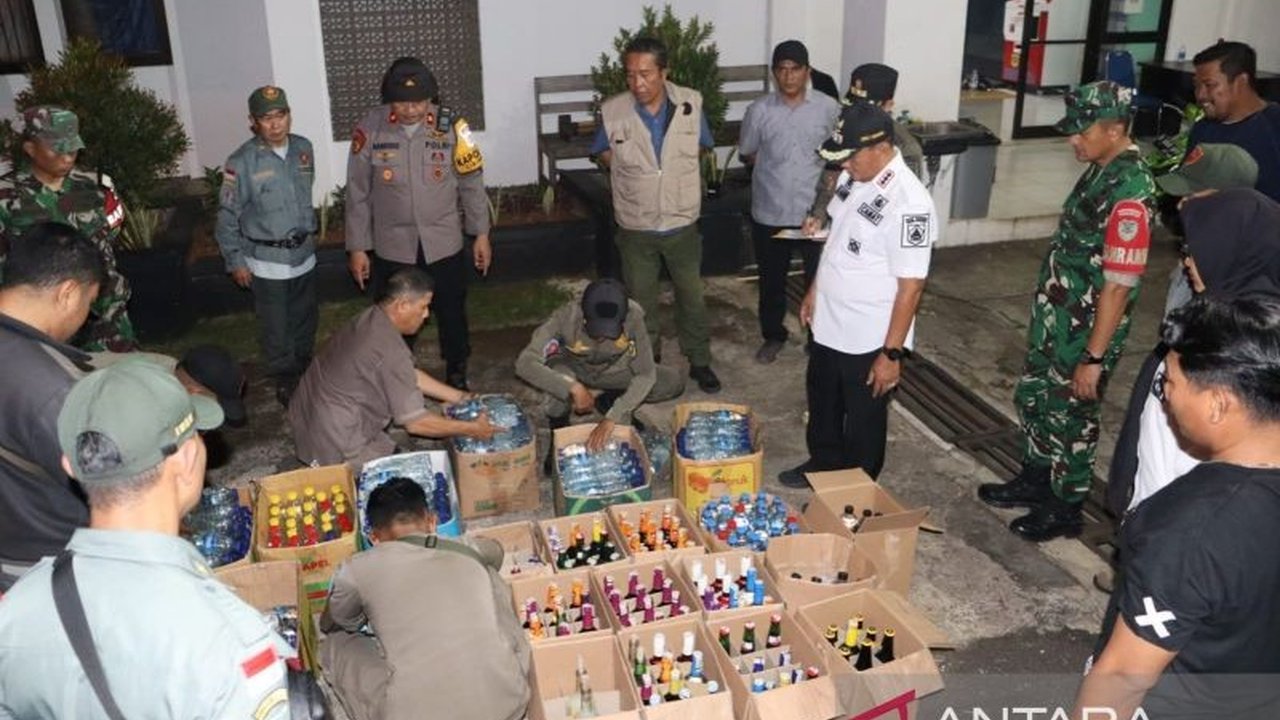 Aparat gabungan Pemkab Bogor menyita sekitar 500 botol minuman keras berbagai merek saat razia miras di Cibinong menjelang Lebaran, sebagai upaya menjaga keamanan dan ketertiban masyarakat.
