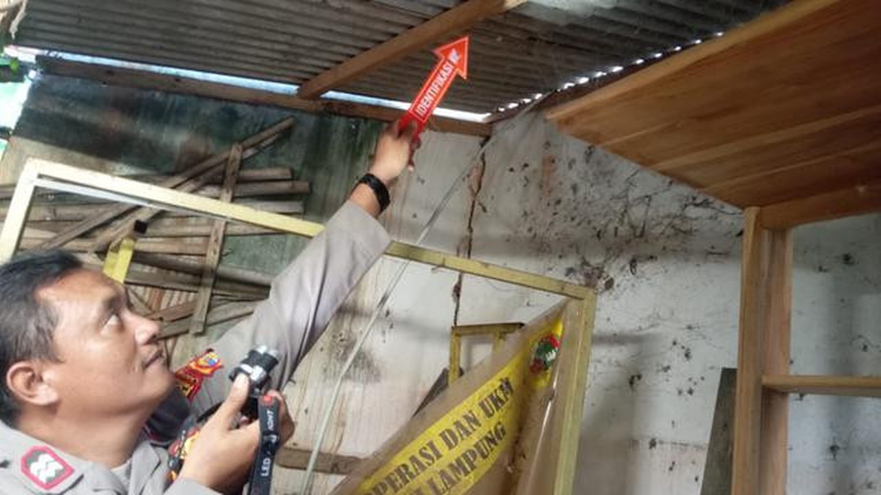 TKP pria di Pringsewu, Lampung ditemukan tewas gantung diri di rumah tunangannya. (Liputan6.com/Dok. Istimewa)