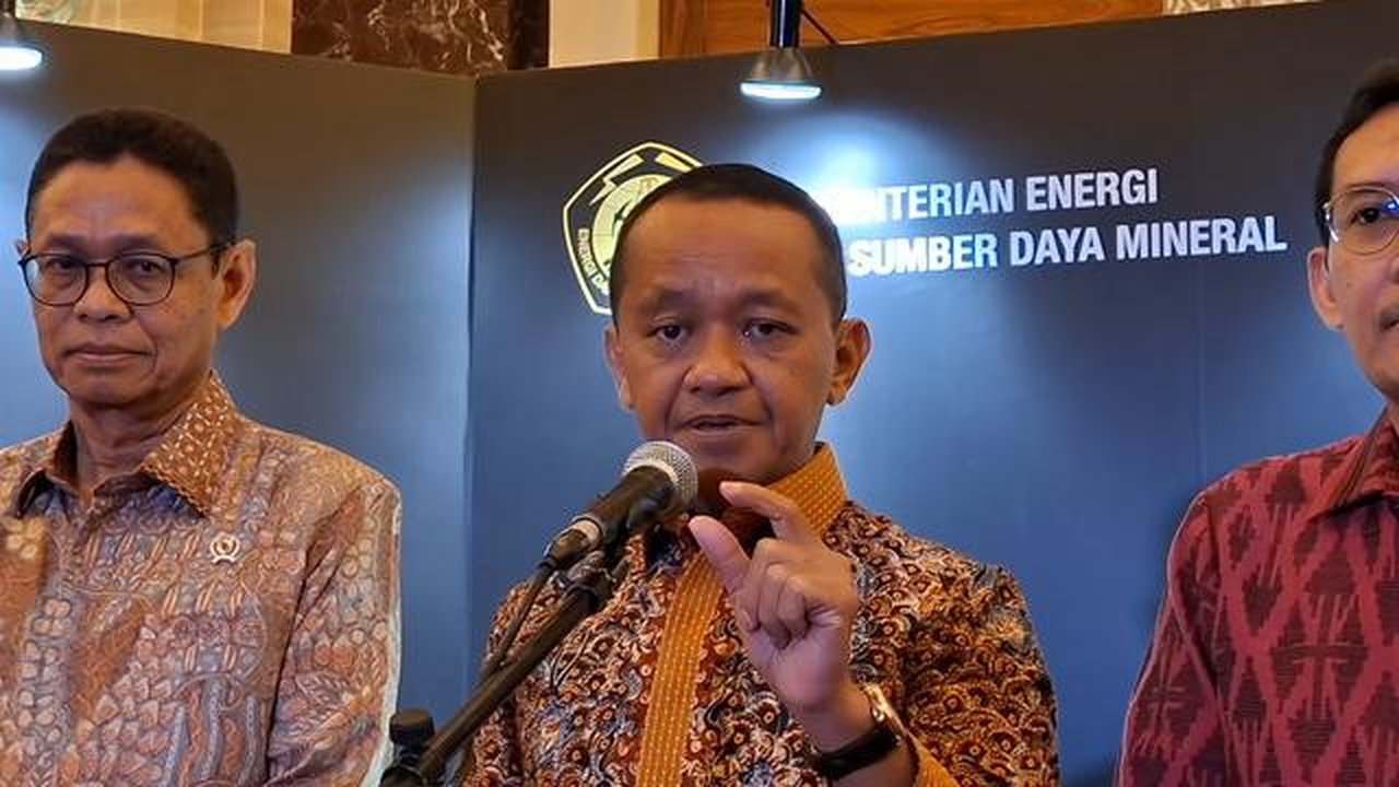 Menteri Energi dan Sumber Daya Mineral (ESDM) Bahlil Lahadalia usai acara Anugerah Subroto, di Hotel Kempinski, Jakarta, Jumat (24/10/2025). (Liputan6.com/Arief)