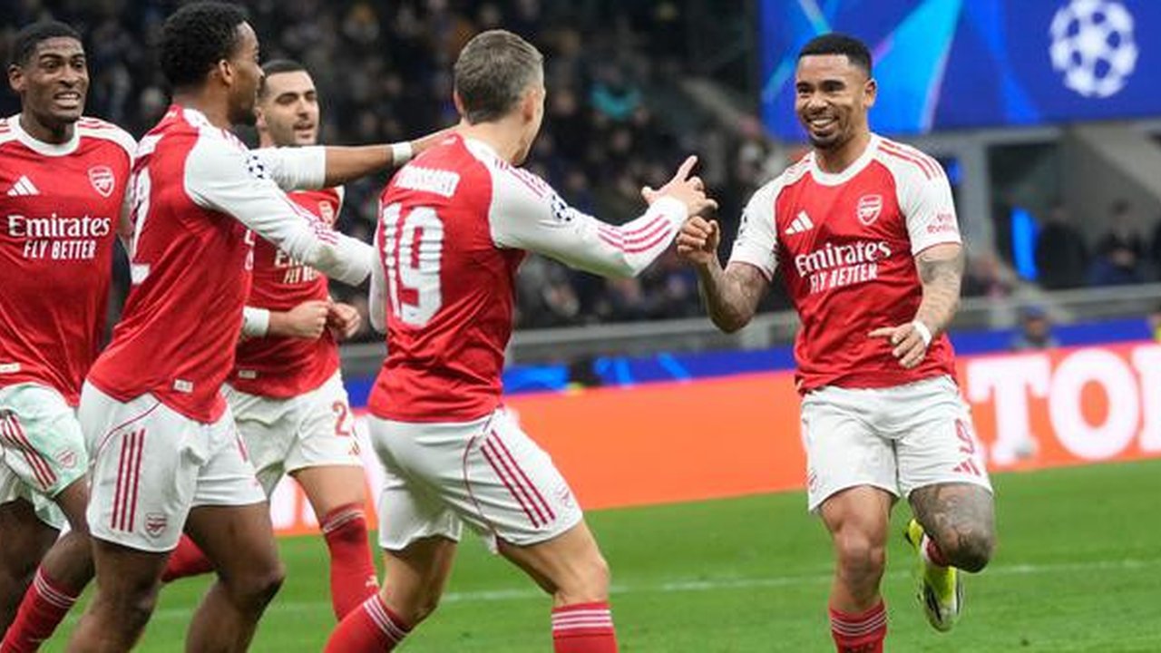 Pemain Arsenal, Gabriel Jesus (kanan), merayakan gol bersama rekan setimnya dalam pertandingan fase liga Liga Champions melawan Inter Milan di Giuseppe Meazza, Italia, Rabu (21/1/2026). (AP P