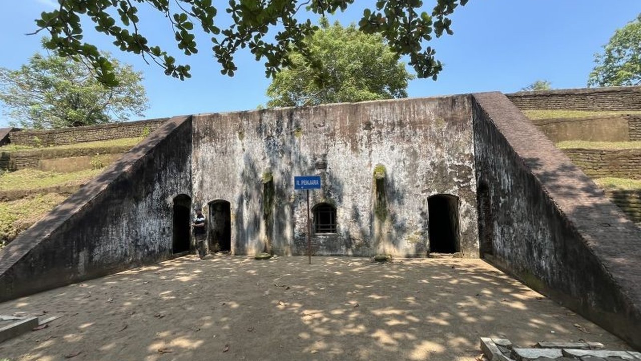 Benteng Pendem Cilacap, sebuah situs bersejarah peninggalan Belanda, kini menjadi destinasi wisata favorit, terutama saat libur Lebaran. Temukan cerita di balik bangunan unik yang pernah menjadi pertahanan militer ini.