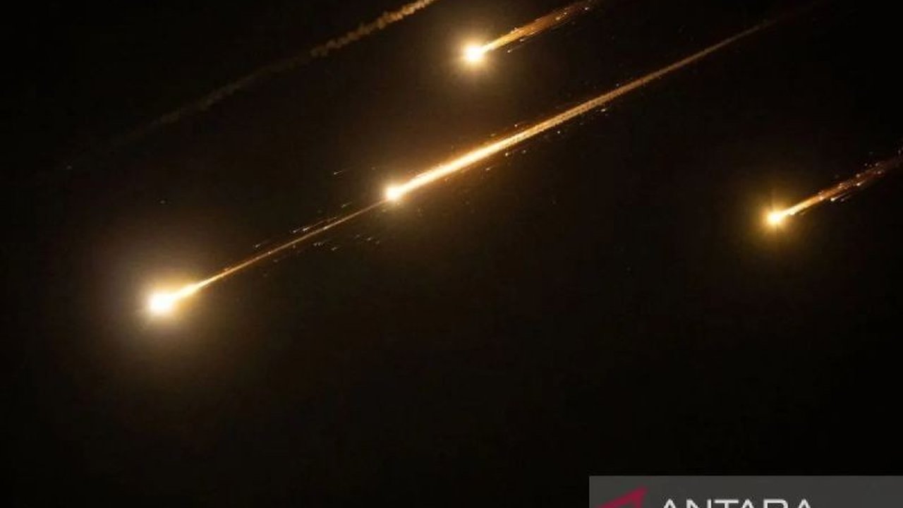 Militer Bahrain mengumumkan keberhasilan **Bahrain cegat rudal Iran** dan drone yang diluncurkan dari Iran pasca-serangan AS-Israel, menandakan eskalasi serius di Teluk Persia. Ketahui dampaknya pada keamanan regional.
